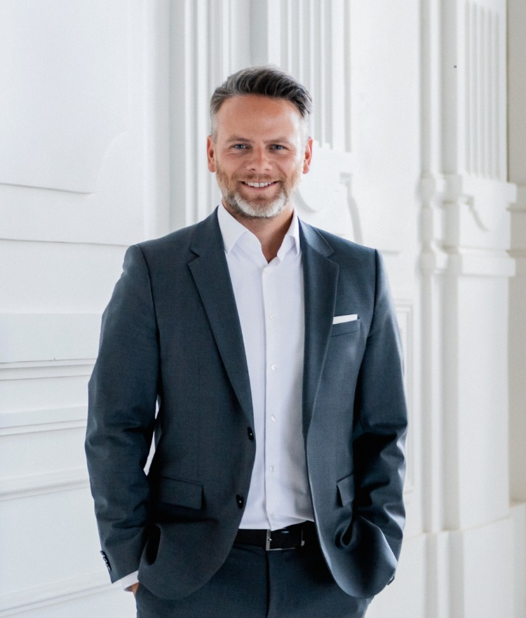 Mag.(FH) Oliver T. Lang, MA MRICS